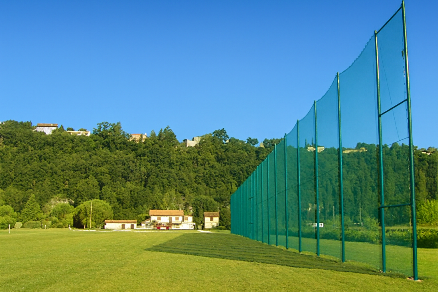Mid-weight golf ball stop netting with 25mm knotless polypropylene mesh and reinforced selvedge edge for driving ranges and practice areas