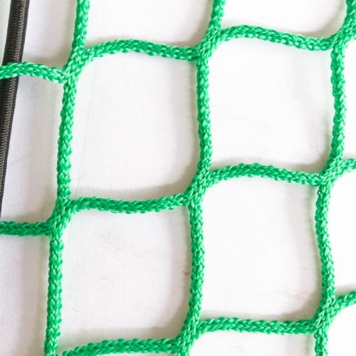 Green knotless net with reinforced edging and bungee cord